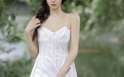 连乳贴都不带的车模